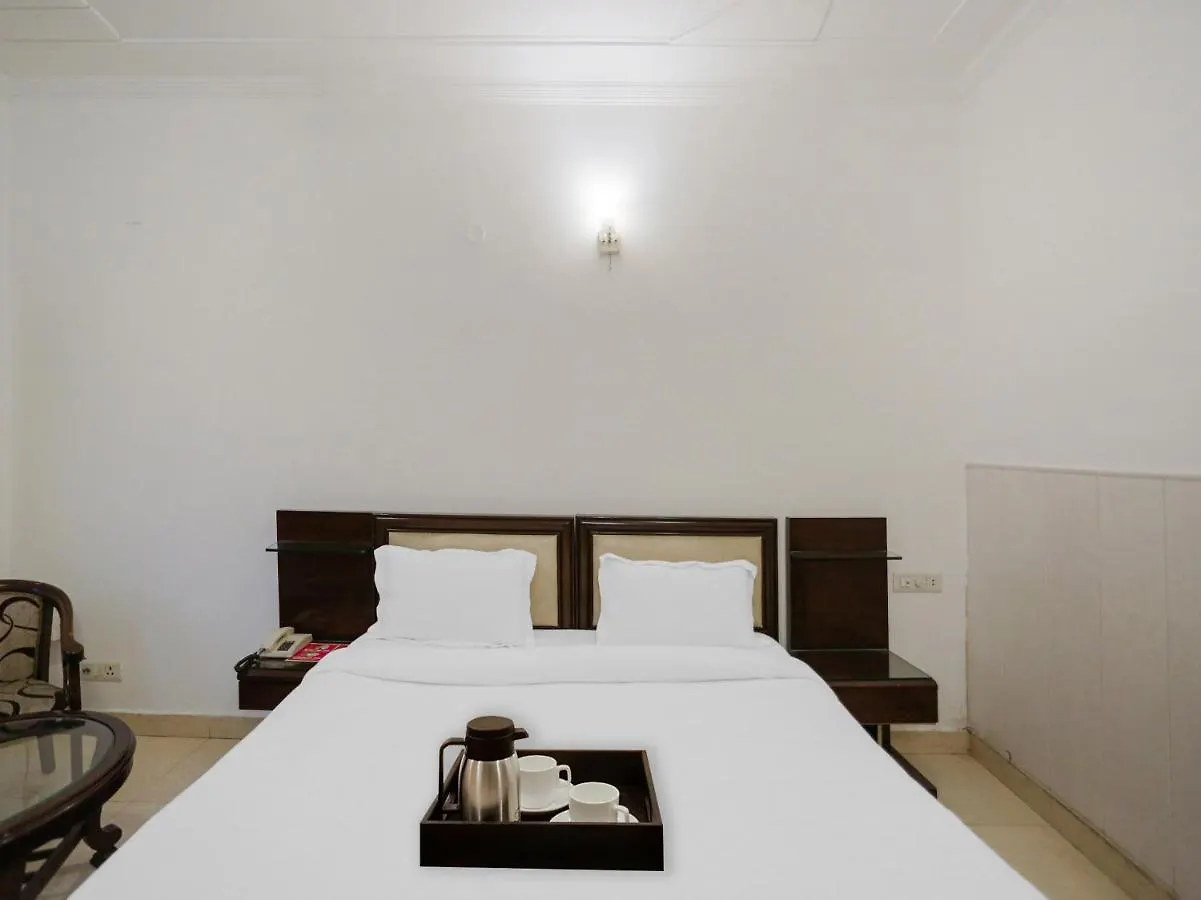 *** Otel Oyo Townhouse 823 Green Leaf Gurgaon Hindistan